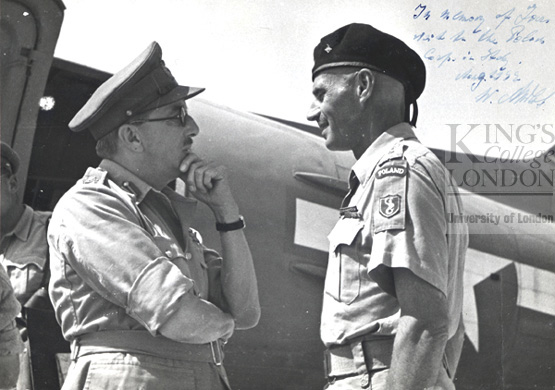 Alan Brooke con el teniente general Wladyslaw Anders, Comandante de 2 Cuerpo Polaco, durante una visita a las Fuerzas polacas en Italia, agosto de 1944