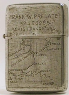 Modelo con un grabado de un mapa de Normandía