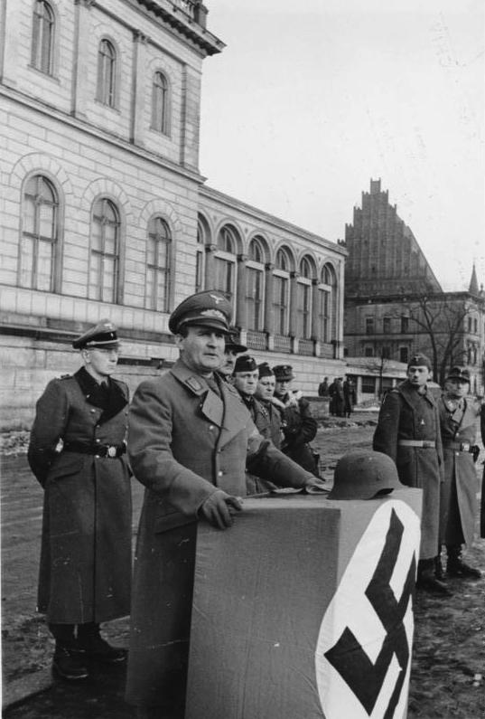 El Gauleiter Hanke se dirige a un nuevo batallón de Volkssturm en Breslau, hoy Wroclaw, Polonia, febrero 1945
