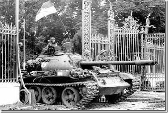 Tanque T-54 comunista, hace su entrada al Palacio de la Independencia en Saigón