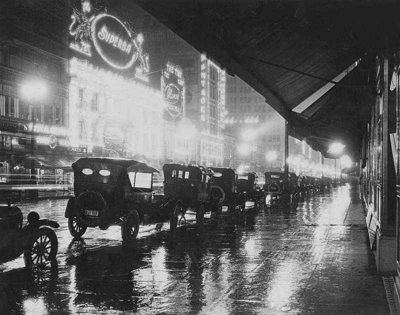 Fotografía nocturna de una calle de Los Ángeles, 1920