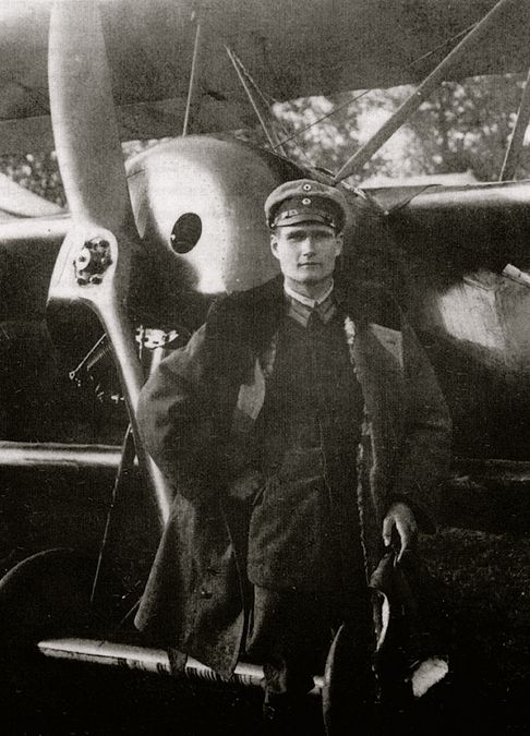 Rudolf Hess posa junto a un Fokker Dr 1, 1918