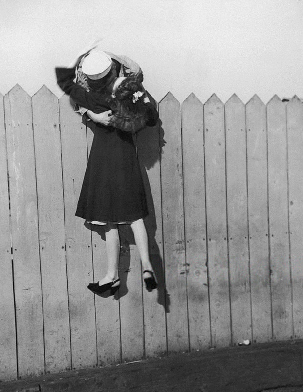 Marinero alzando a su novia para besarla, 1945. Del Hulton Archive