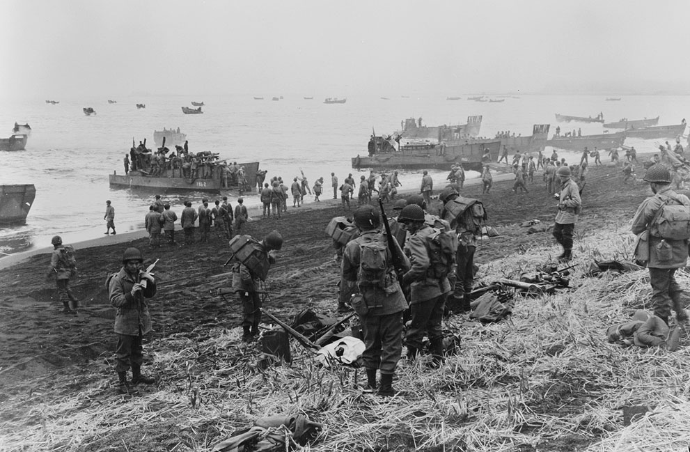 Tropas estadounidenses en Massacre Bay, Attu, Islas Aleutianas, 11 de mayo de 1943