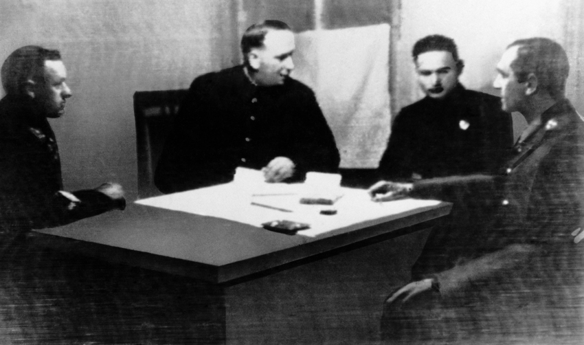Rokossovski interroga a Paulus. De izda. a dcha. el general Rokossovski, el Mariscal Voronov, el traductor Nikolay Diatlenko y Paulus