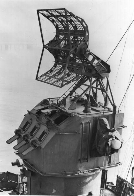 Torre de dirección de tiro Mk37A con la antena del Mk4 encima