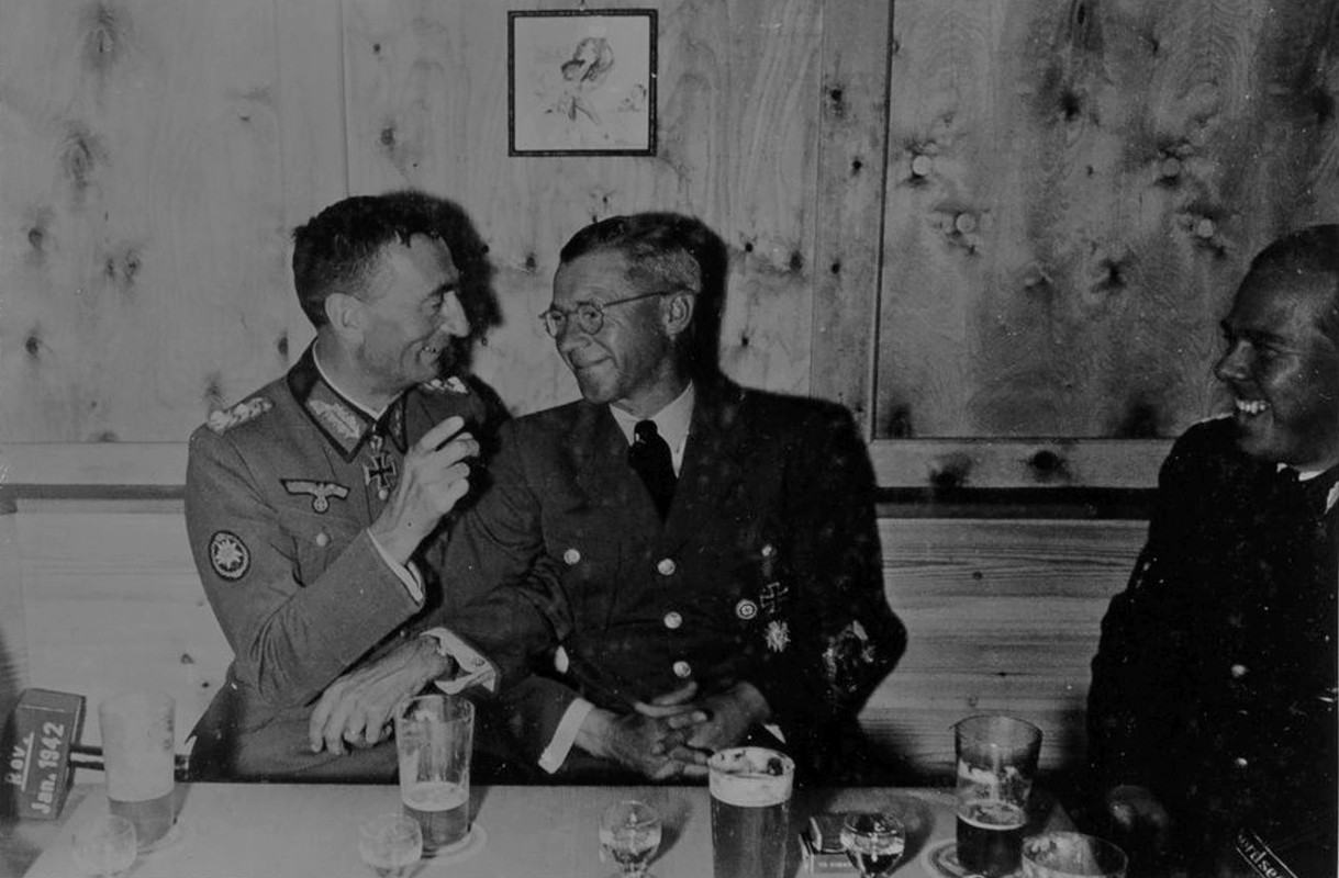 Eduard Dietl conversa con Josef Terboven en Finlandia, julio de 1942