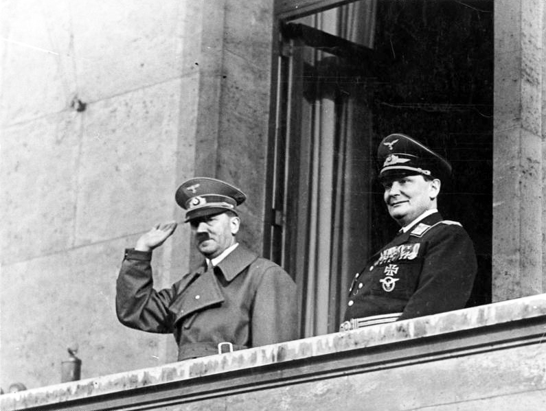 Adolf Hitler con Göring en el balcón de la Cancillería, Berlín, 16 de Marzo 1938