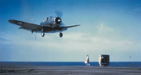 Un bombardero Douglas SBD-3 Dauntless aterriza en el portaaviones USS Ranger