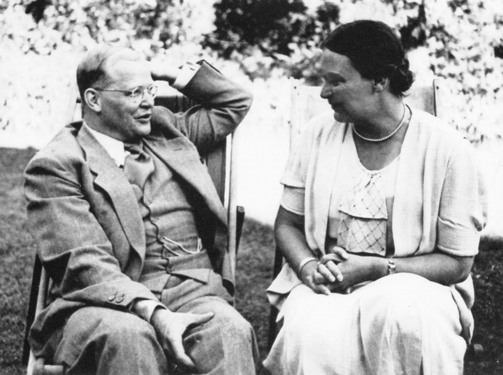 Dietrich Bonhoeffer con su hermana gemela Sabine en Londres, poco después de su regreso de América y antes de su regreso definitivo a Alemania, julio 1939 Dietrich Bonhoeffer con su hermana gemela Sabine en Londres, poco después de su regreso de América y antes de su regreso definitivo a Alemania, julio 1939