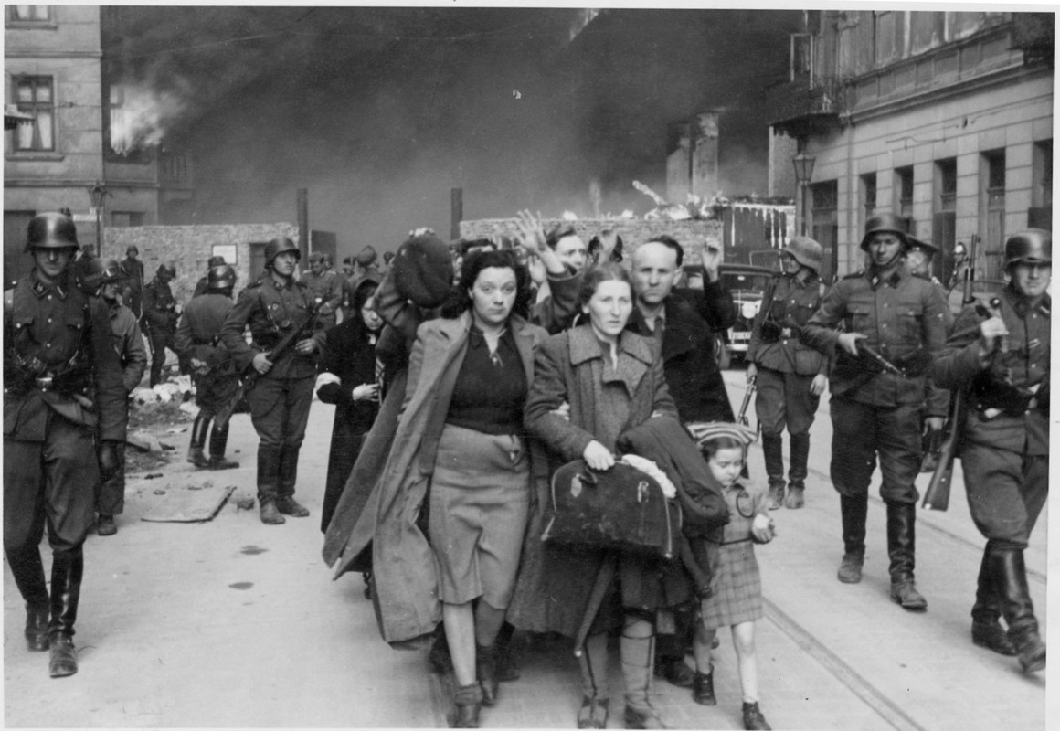 Judíos capturados por soldados alemanes eran llevados para la deportación, abril de 1943