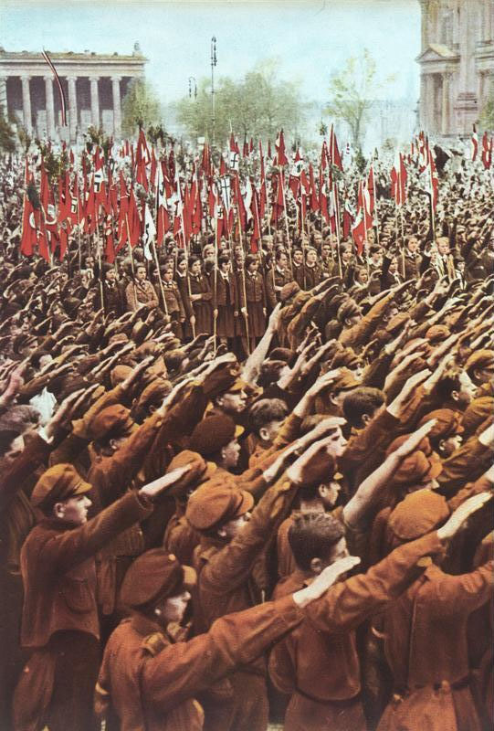 Miembros de las HJ realizan el saludo nazi en una reunión en el Lustgarten de Berlín en 1933