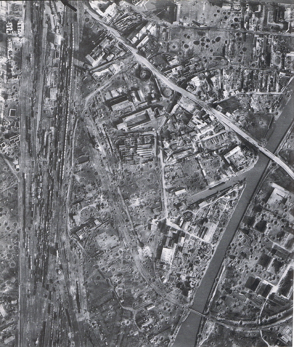 Sistema ferroviario de Münster el 21 de marzo de 1945, después que el 17 fuera bombardeado por 170 B-24 Liberators