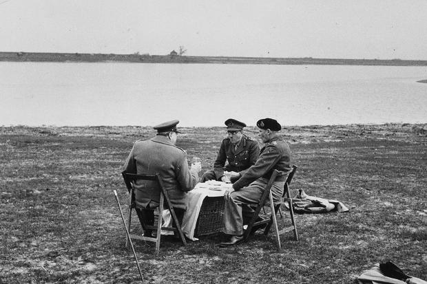 Montgomery y Brooke con Winston Churchill almorzano en la orilla este del Rin, después de que los ejércitos aliados hubieran cruzado en marzo de 1945