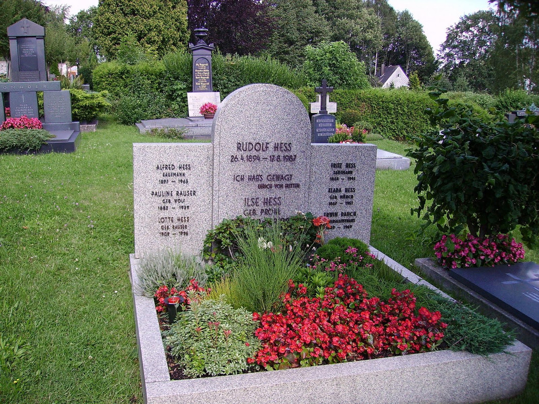 Los restos de Rudolf Hess, han sido exhumados y su tumba destruida en el cementerio de Wunsiedel, Baviera