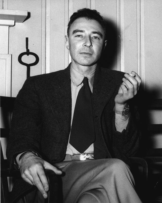 Robert Oppenheimer en Oak Ridge, febrero de 1946 Robert Oppenheimer en Oak Ridge, febrero de 1946