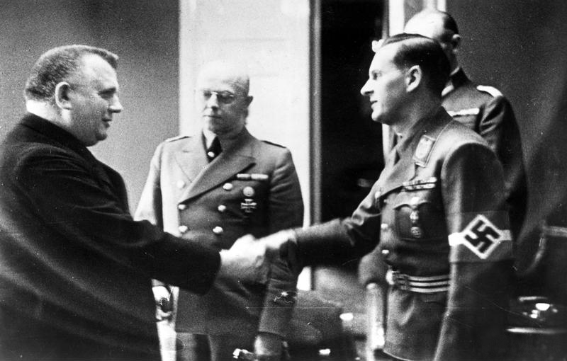 El presidente eslovaco Jozef Tiso, saluda a Baldur von Schirach, diciembre de 1939