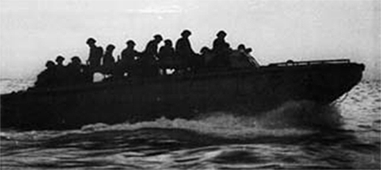 Una LCP llevando hombres del Comando Nº 3 de regreso de Dieppe. 25 de estas embarcaciones de madera fueron hundidas o dispersadas por trawlers armados alemanes, de manera que sólo cuatro arribaron a la playa al este de Dieppe