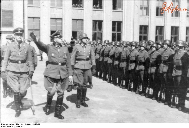 Erich von dem Bach-Zelewski en un desfile de la Ordnungspolizei en Minsk, en 1943