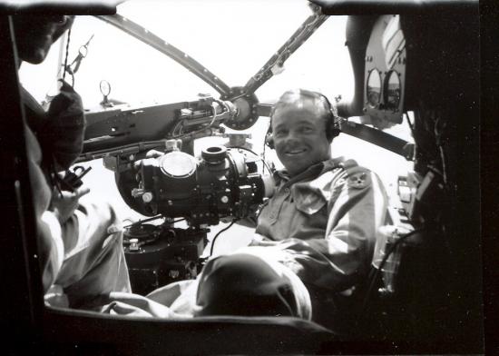 El segundo teniente Everett Glen Hanes posa para una foto con su visor de bombardeo Norden en la nariz de su Martin B-26 Marauder de la 9 ª Fuerza Aérea, Grupo de Bombardeo 344 Escuadrón 497a