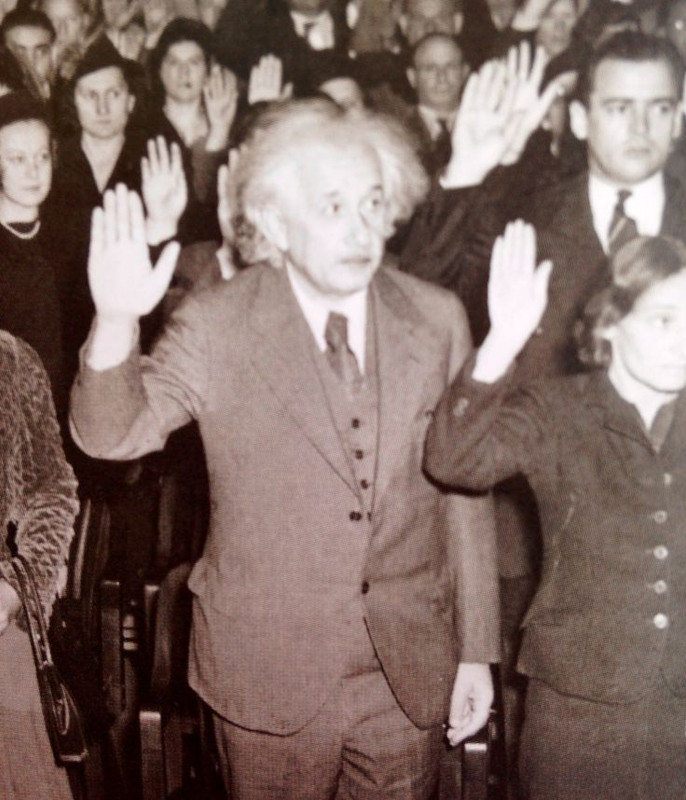 Einstein se convierte en ciudadano estadounidense