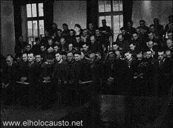 Algunos guardias SS sentados en el banquillo de los acusados por los crímenes cometidos en Mauthausen