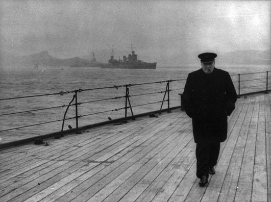 Churchill paseando por la cubierta de un barco de la Royal Navy