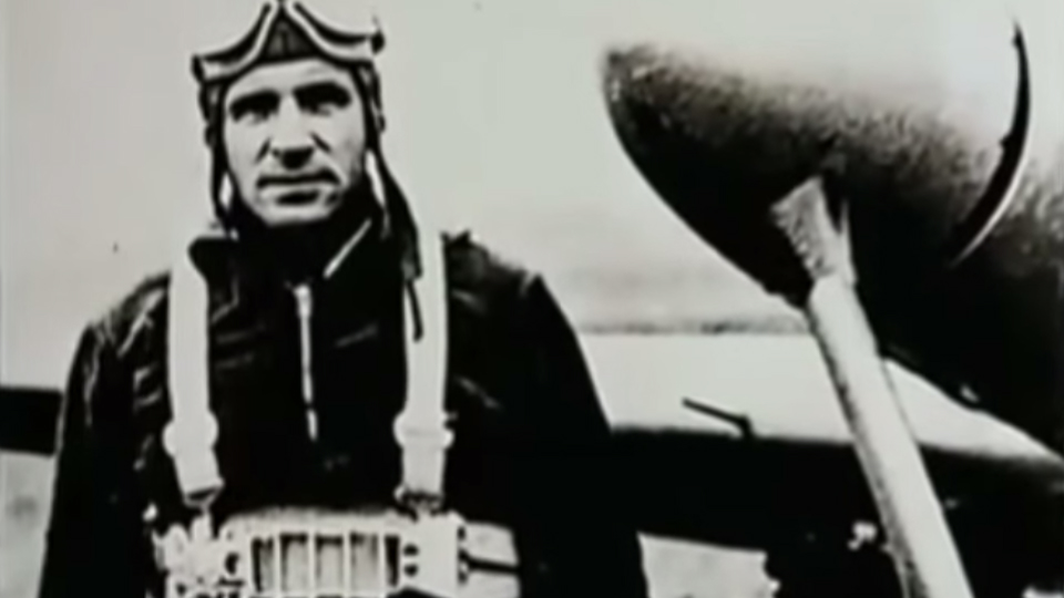 Herberts Cukurs posando delante de su avión
