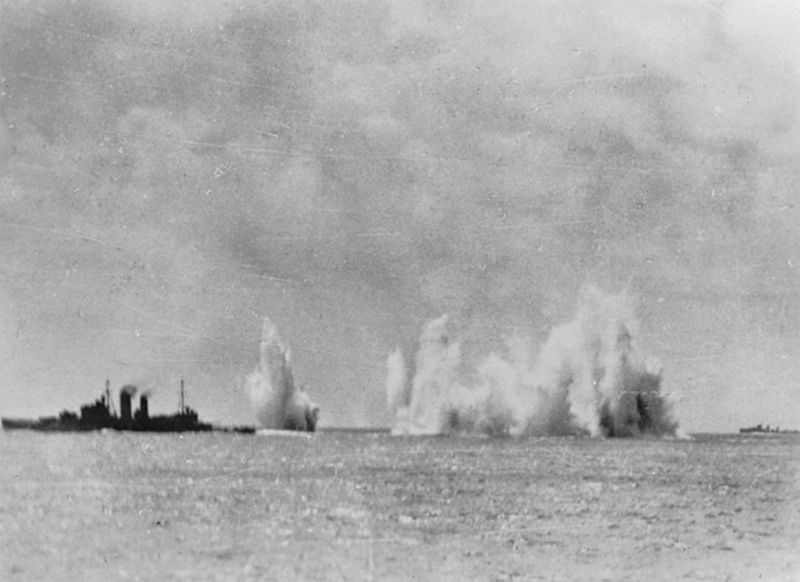 El crucero de la Royal Navy HMS Exeter 68 y el crucero australiano HMAS Hobart D63 bajo ataque aéreo japonés. Un destructor holandés es visible a la derecha. Probablemente, esta imagen fue tomada mientras pasaban por los Estrechos de Gaspar, Indonesia, del 14 al 15 de febrero de 1942