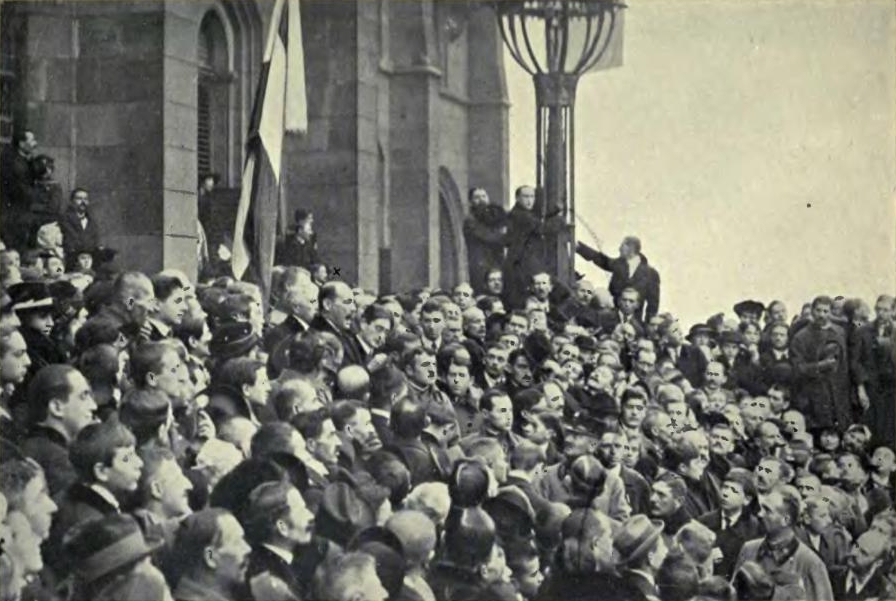 Proclamación de la república soviética en las escalinatas del parlamento húngaro. Béla Kun en el centro