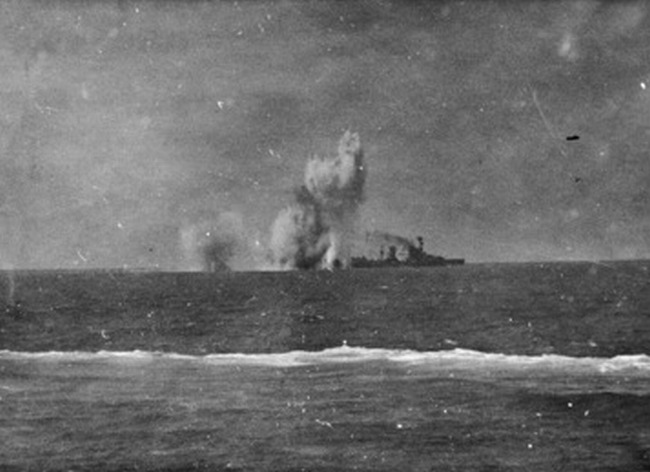 Bombas de un avión japonés cerca del crucero ligero holandés HNLMS Java en el estrecho de Gaspar al este de Sumatra, en las Indias Orientales Holandesas, 15 de febrero de 1942