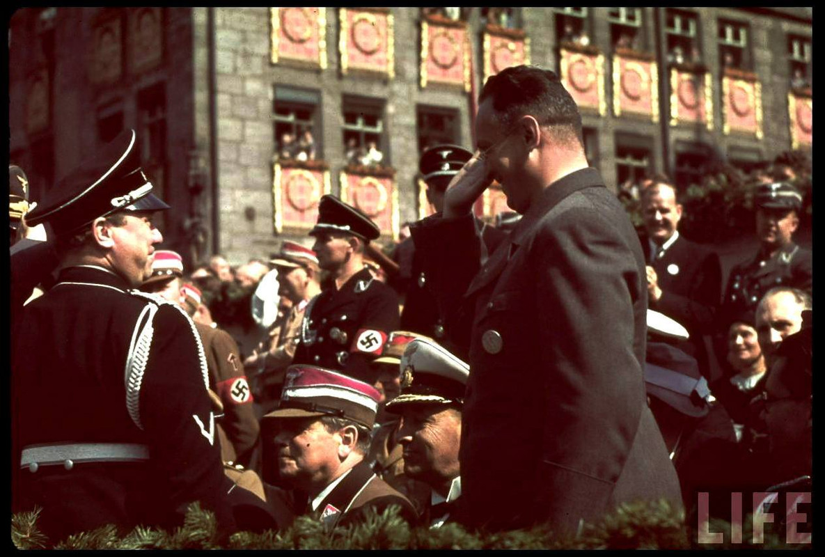 Las columnas de soldados reciben el saludo de Adolf Hitler