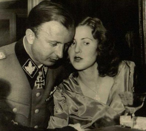 Gretl Braun bailando y charlando con el SS-Obergruppenführer Hermann Fegelein después de la Boda