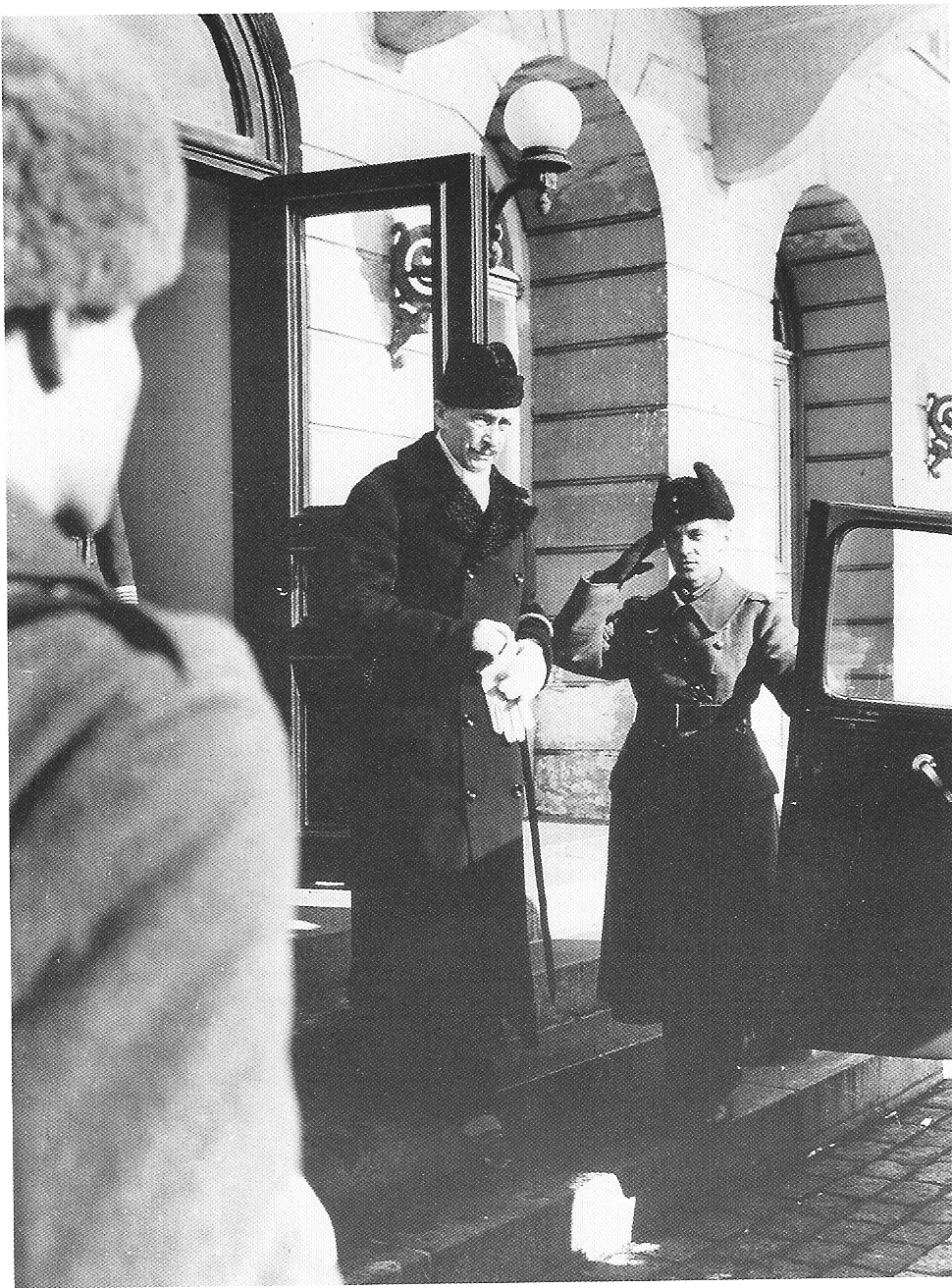 Mannerheim deja la residencia presidencial en Helsinki el 4 de marzo de 1946, después de su breve presidencia