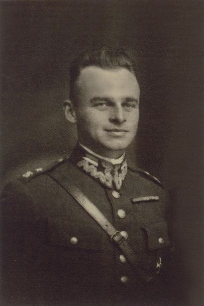 Witold Pilecki, soldado polaco del Armia Krajowa, voluntario para internarse en Auschwitz, organizó la resistencia en Auschwitz, la ZOW Zwiazek Organizacji Wojskowych, e informó a los Aliados sobre las atrocidades que allí ocurrían. Luego formó parte del Levantamiento de Varsovi, Operación Burza, 1945