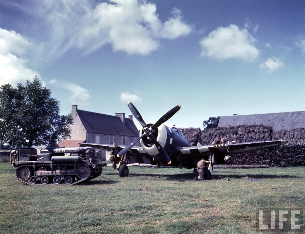 Un P-47 en un aeródromo provisional en algún lugar de Normandía