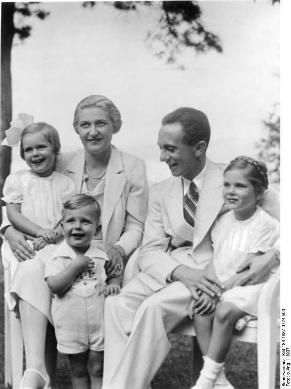 Magda y Joseph Goebbels con sus hijos en 1937