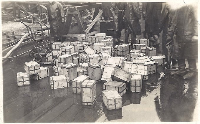 Cajas encontradas en el Lago Toplitz por los Aliados con billetes falsificados de la Operación Bernhard