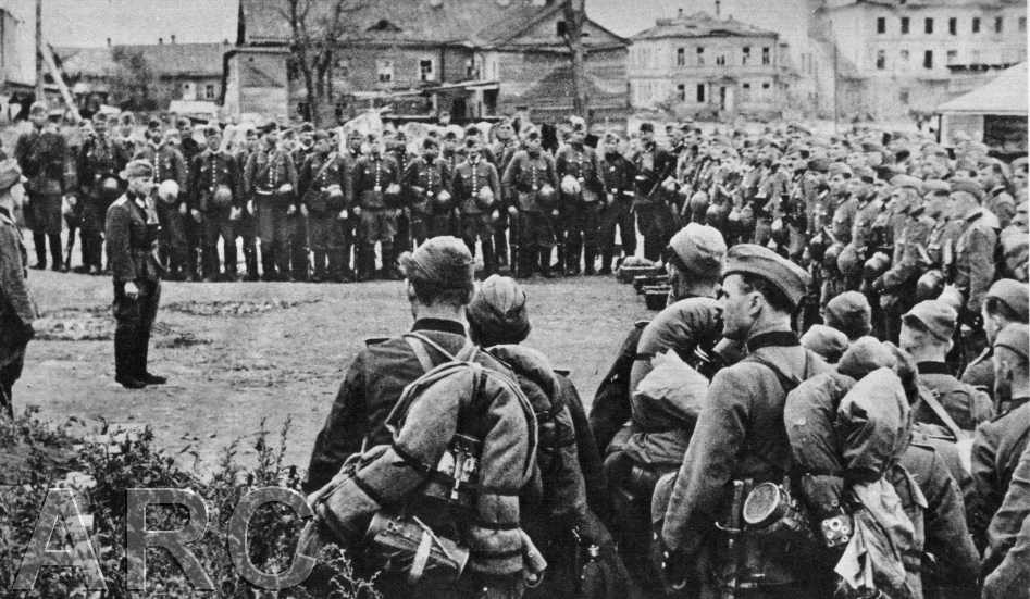 Batallon de Policía marchando hacia el Frente, en 1940