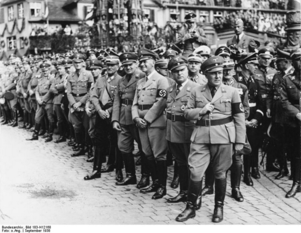 Martin Bormann, Robert Ley, Wilhelm Frick, Hans Frank, Franz von Epp, Joseph Goebbels, y Walter Buch en un mitin nazi, Nürnberg, Alemania 12 Sep 1938