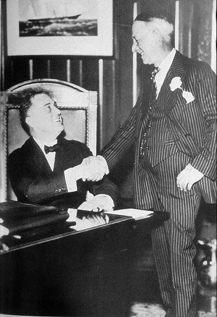 El nuevo gobernador Roosevelt con su predecesor Al Smith, 1930
