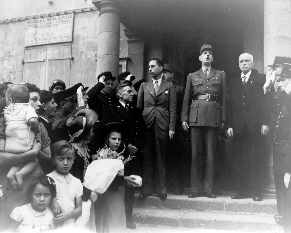 El General De Gaulle mientras da un discurso, detrás de el se aprecia al General Koenig, el 20 de Agosto de 1944