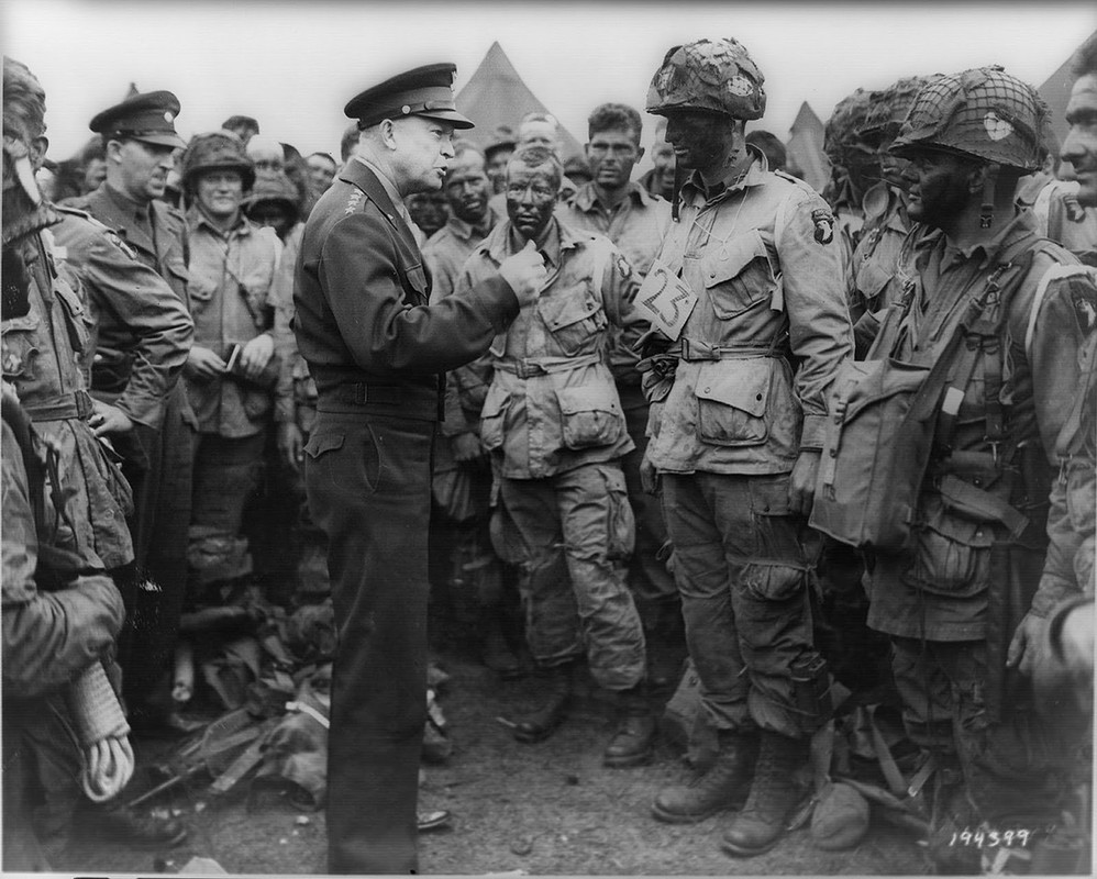 El General Eisenhower dando instrucciones el 5 de junio de 1944 a paracaidistas estadounidenses del 502º Regimiento Paracaidista, 101ª División Aerotransportada, a punto de participar en el Día D saltando en Normandía esa misma noche