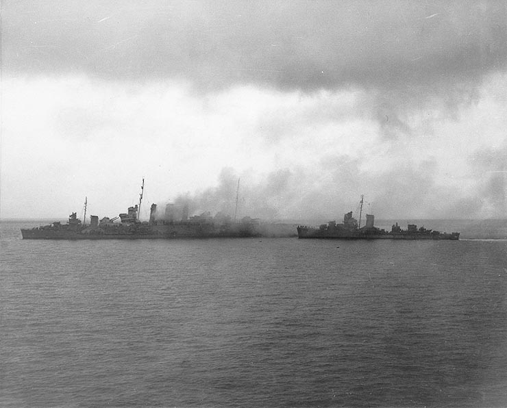 El HMAS Canberra ardiendo durante el 9 de agosto de 1942