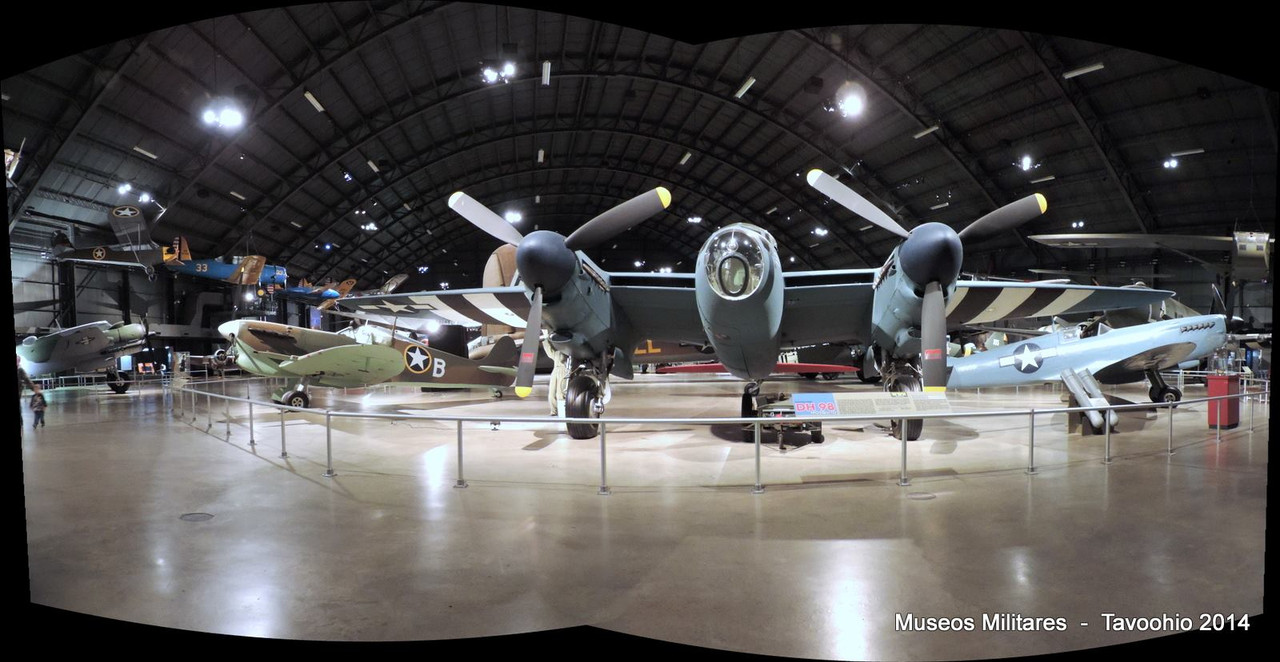 Panorámica del museo en su hangar de la WWII con el DH-98 Mosquito en el centro