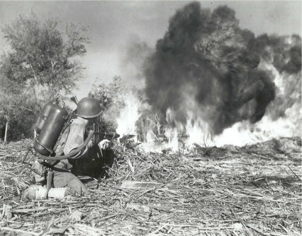 Soldado Americano usando el lanzallamas