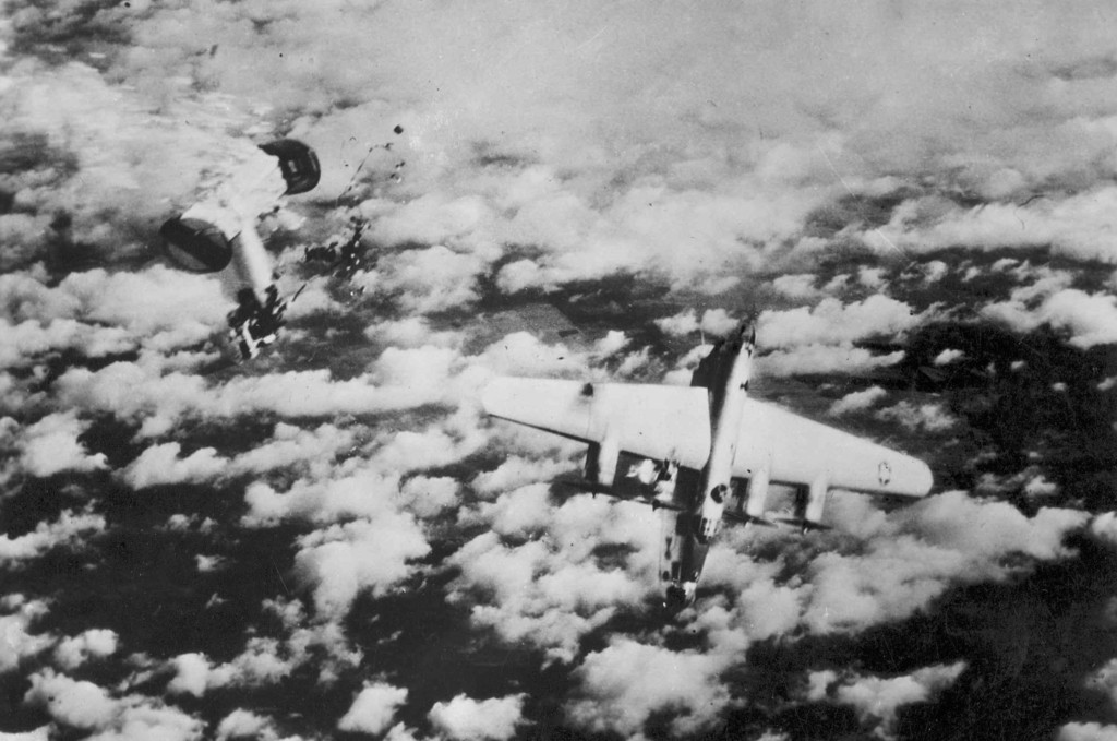 Un B-24M perteneciente al 448th Bombardment Group es derribado por un Messerschmitt Me 262