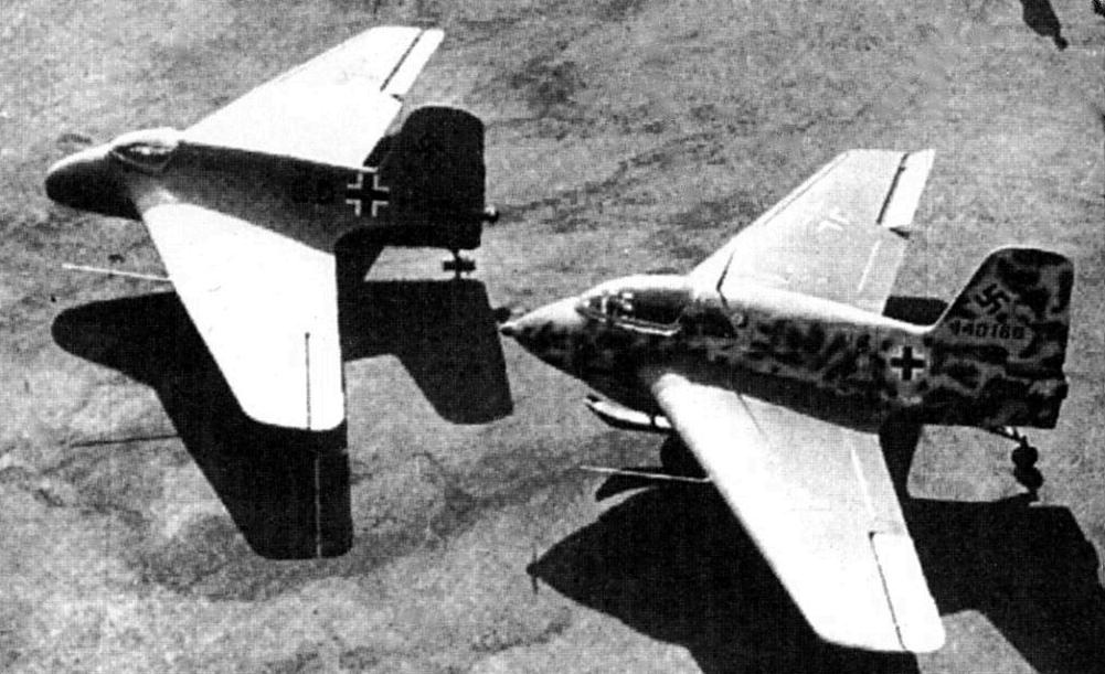 Un Messerschmitt Me 163A-0 junto a un Me 163B