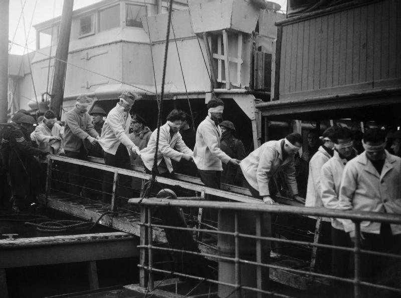 Supervivientes del DKM Scharnhorst desembarcando en Scapa Flow