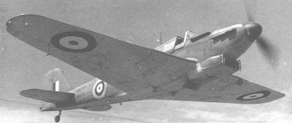 Un Fulmar Mk II en vuelo. Se identifica por las entradas de aire pequeñas adicionales a cada lado